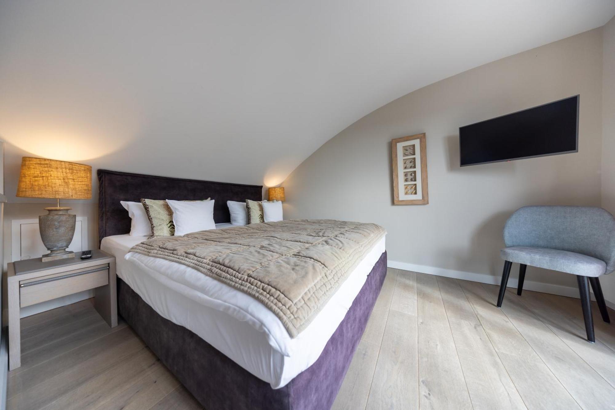 Am Koenigshafen 4*