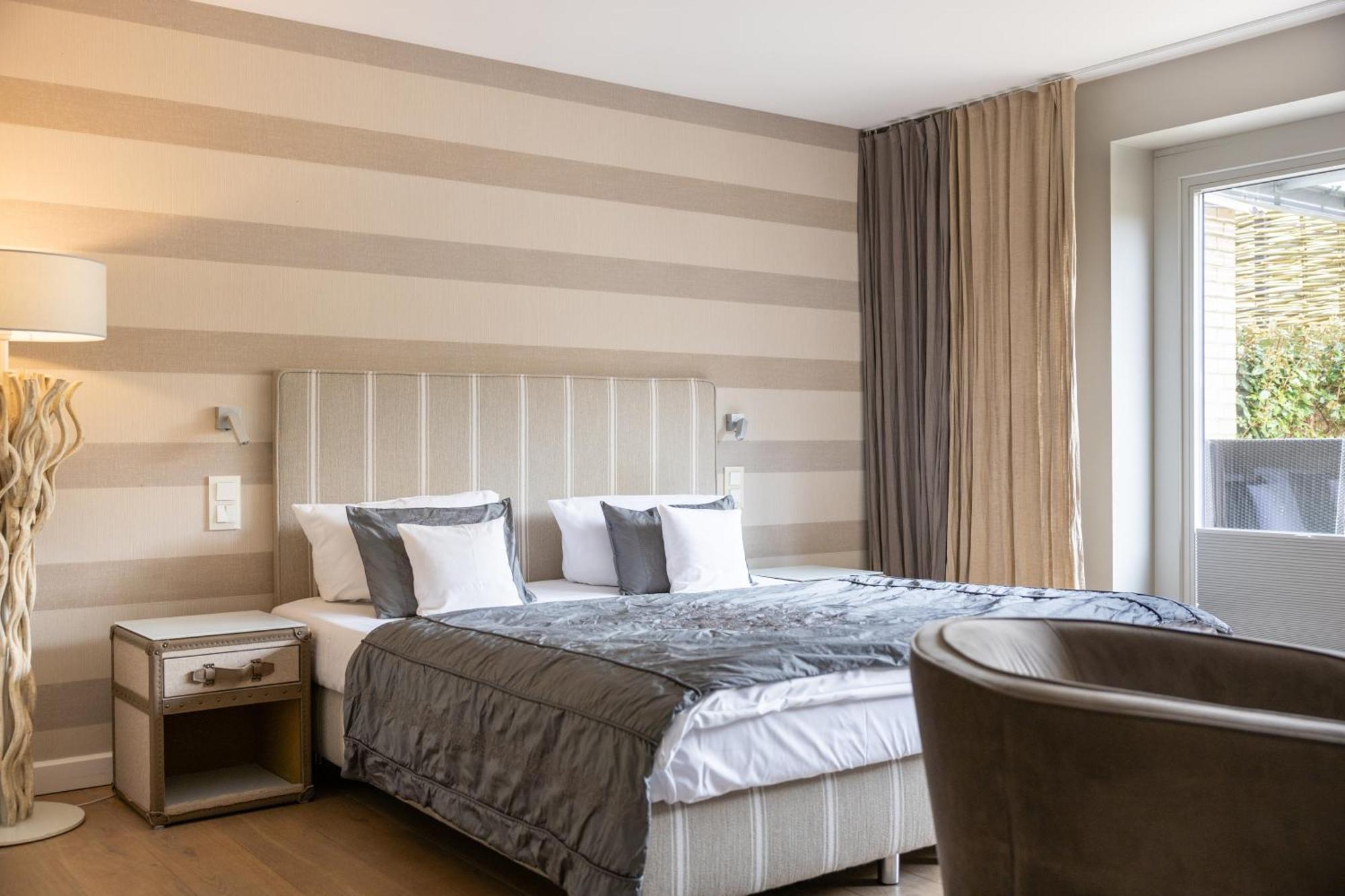 Am Koenigshafen 4*